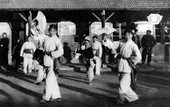 　　1958年,胶州秧歌队为参加青岛市群众文艺创作会演进行排练