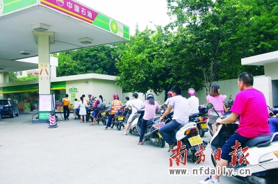 加油站歧视摩托车?