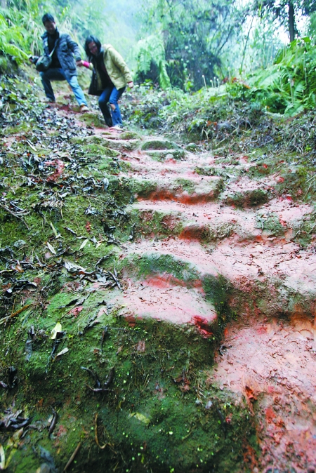 刘国江当年修凿的“爱情天梯” (资料图)