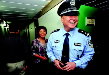 5月25日,在渤海玉珠轮上,乘警长刘胜海为张女士送还其丢失的船票.