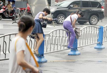 人行道北移 有人翻栏杆 中小街道口 安了红绿灯