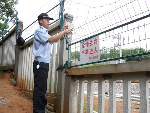 莆田火车站派出所民警做好高铁安全防护