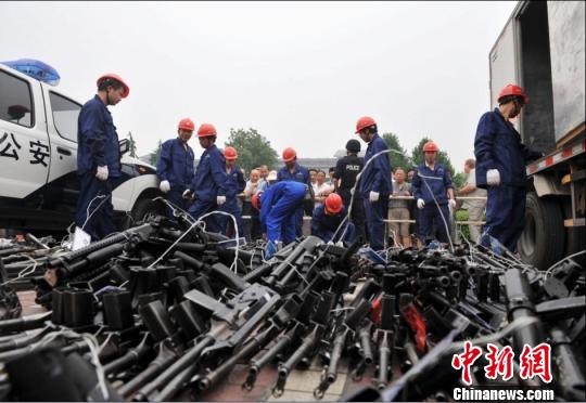 最高人民检察院,公安部联合发布了《关于收缴非法枪支弹药爆炸物品