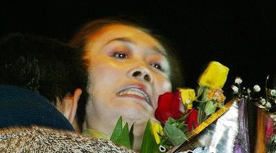 陈汉典强吻陈妍希被女方用牙齿顶住 激情照曝