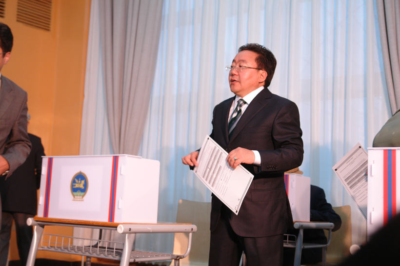 6月28日上午，蒙古国总统额勒贝格道尔吉在第23选区(首都乌兰巴托市苏赫巴托区)第4投票站投票。