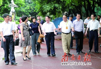 市、区领导和学校行政陪同督导验收专家组巡视校园。