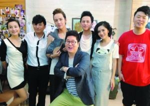 何炅在微博贴出张根硕与谢娜、李维嘉等人的后台合照。