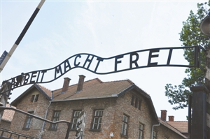 ▲集中营铁门上极为讽刺的标语：“劳动使人自由”。