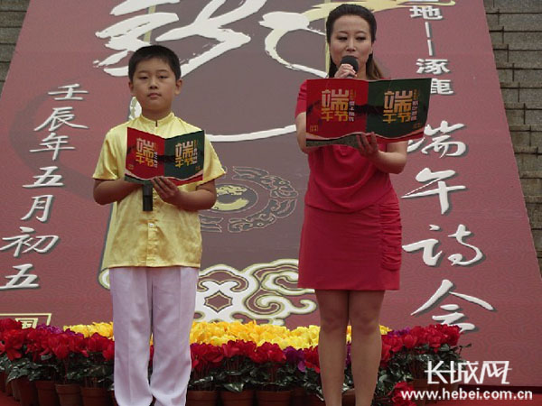 涿鹿县实验小学五年级学生和老师一起朗诵诗歌