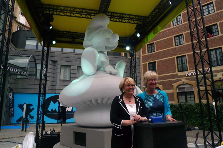 贝约的遗孀（左）和女儿（右）共同出席“蓝精灵”雕像揭幕仪式。      摄影：人民网驻比利时记者  张亮
