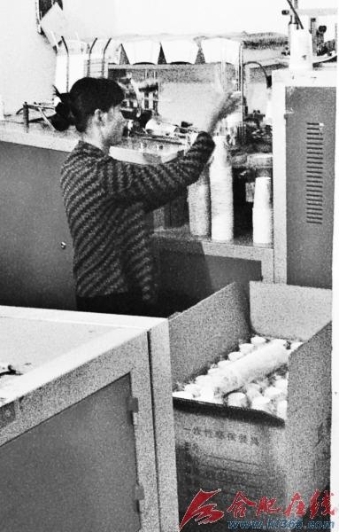 　　工人赤手包装纸杯(非正常拍摄)