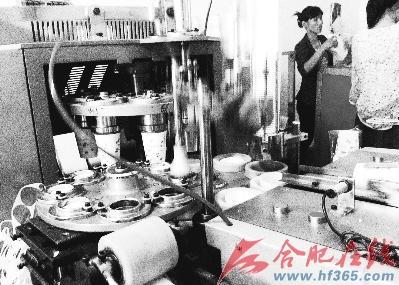 　　生产纸杯的机器(非正常拍摄)