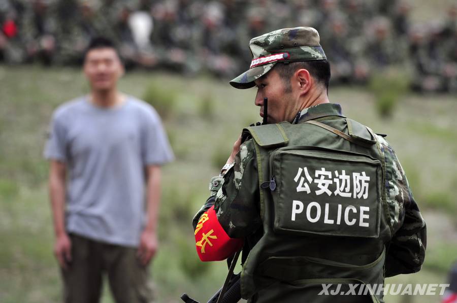 6月6日,武警边防部队乌鲁木齐指挥学校学员在模拟人员盘查训练.