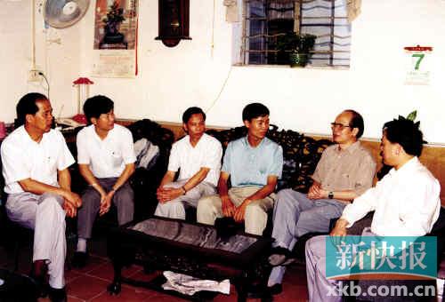 ■时任广东省委书记的谢非(右二)在顺德市民家
