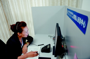 　　　　　　　　　　　　　　　　　　　　　　　　　　　　　　　　　□王　凯　徐　彬　报道　　滨医附院出院病人回访中心,工作人员在进行电话回访。