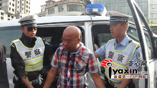 打人的男子被特警带上警车&nbsp; 图片由水区交警大队提供