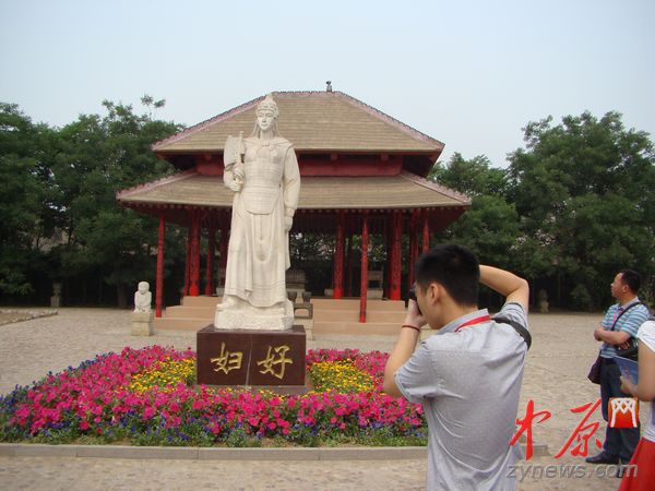 位于殷墟内的妇好墓