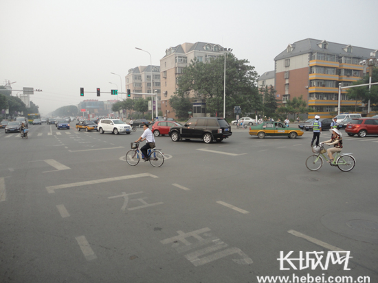 卫国路与北新道交叉口。 张明月 摄