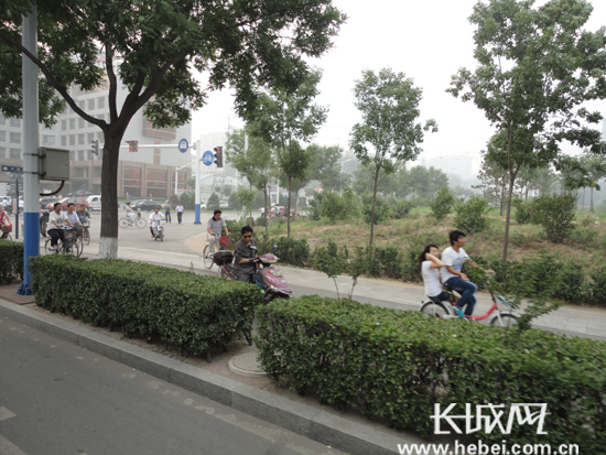 北新道，人行道上人来人往。 张明月 摄