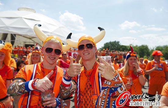 (图)欧洲杯小组赛荷兰vs丹麦 奶奶球迷也疯狂 