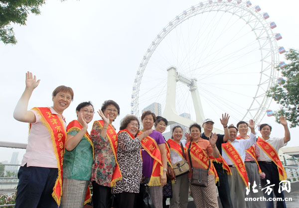 劳模与天津之眼合影参加此次活动的天津市劳模夏淑英告诉记者"通过