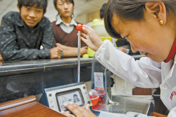 ????居民身份证制作管理中心工作人员正在制作二代身份证。记者 张巍 摄