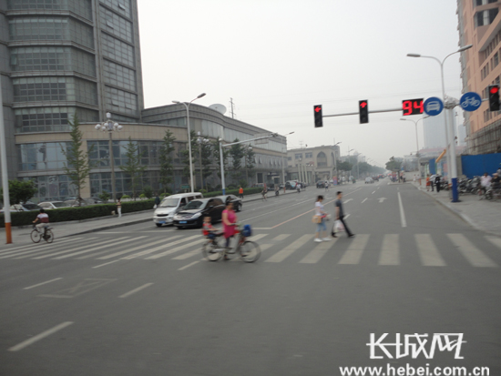 友谊路。 张明月 摄