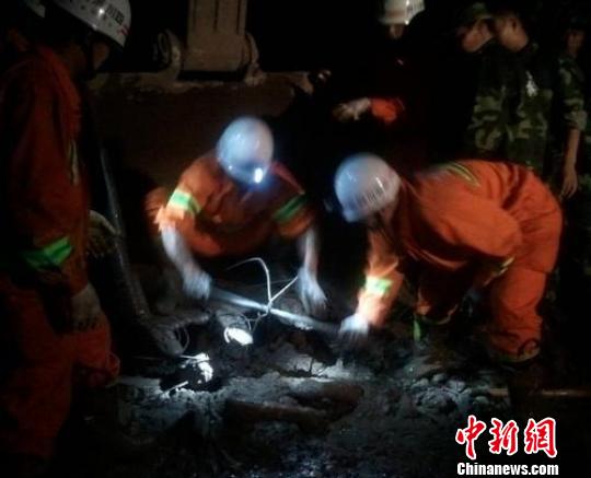 消防救援人员正在现场搜救。　梁杰　摄