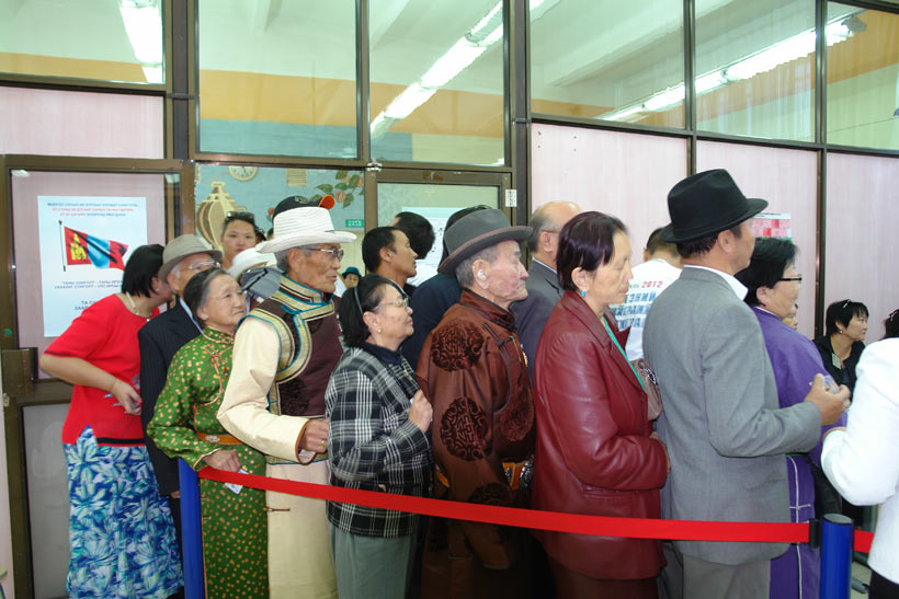 蒙古国选民积极参加国家大呼拉尔选举投票。