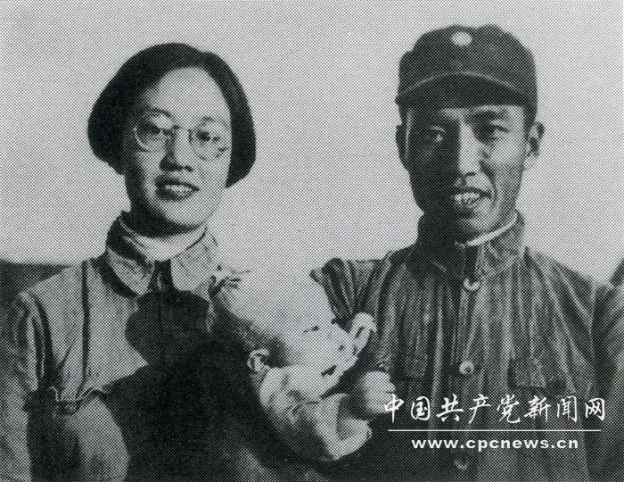 1940年8月，在山西武乡县砖壁村，左权和夫人刘志兰及女儿左太北照的唯一一张全家福。