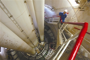 巨大的输油管道从海底把钻井平台开采的石油输送到储油轮上。