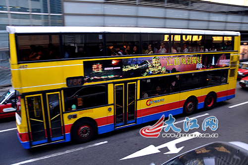 “江西风景独好”的旅游广告出现在香港双层巴士的车身上