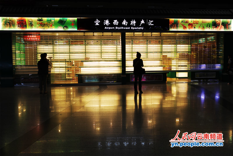 清空的货架。摄影：黄橙
