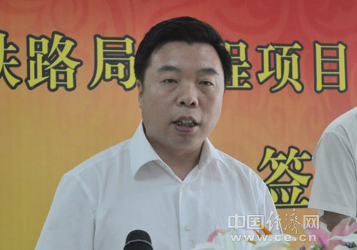南宁铁路局长张千里在会上发言 中国经济网记者 童政摄