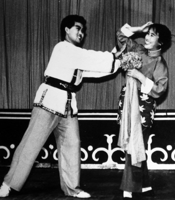 　　胶州秧歌剧《迎新娘》剧照