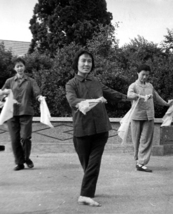 　　1978年,胡志蕴在传授胶州秧歌