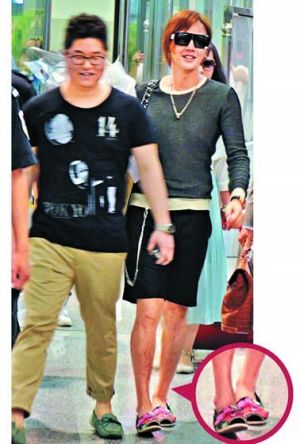 张根硕穿着绣花鞋飞抵长沙。