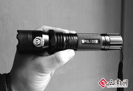 能放电的手电筒 本报记者 周明佳 摄