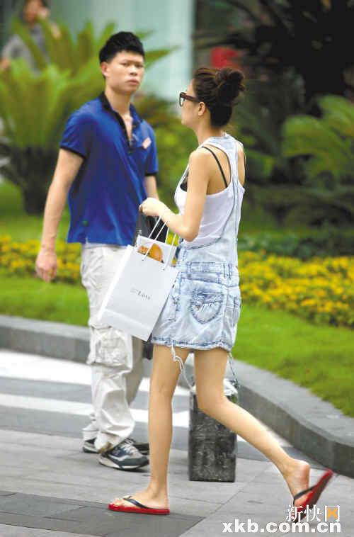 街头美眉衣着清凉 男生抱怨是性骚扰