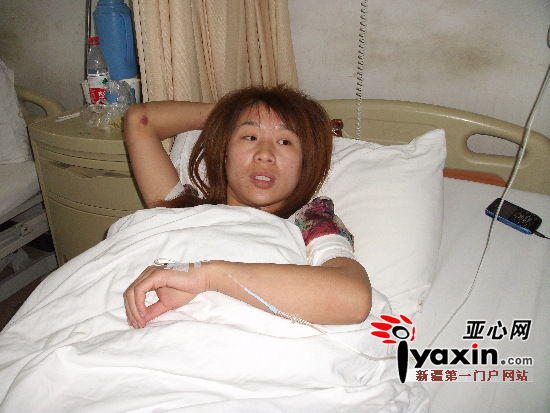 女受害人刘花永，她左臂缝了10多针，右臂有擦伤。