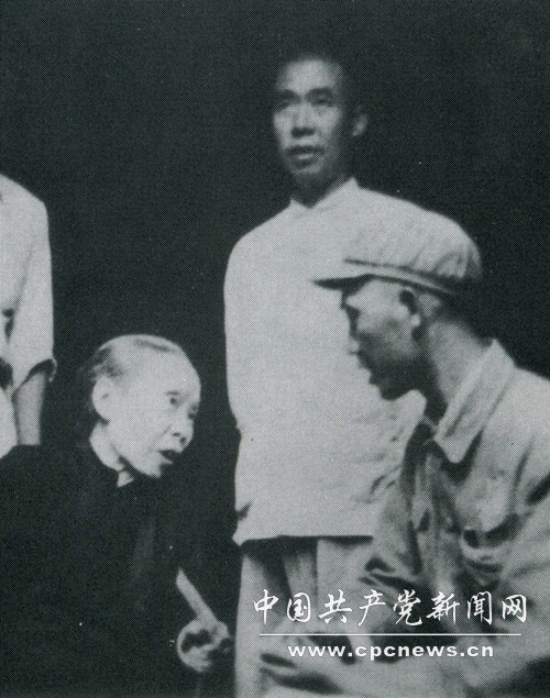 1949年9月，解放军部队途径湖南醴陵县时，派员慰问左权将军的母亲。