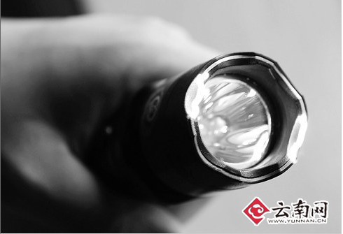 手电放电瞬间引起的火花