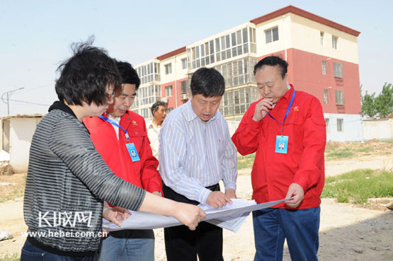 工作组组长,管道公司党委副书记刘增江检查帮扶工作.王新峰 摄