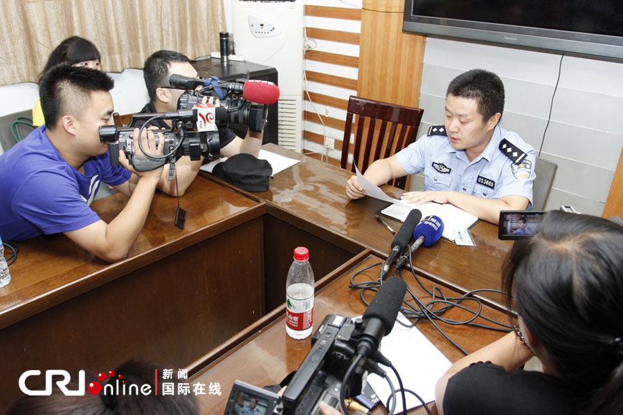 办案民警通报案情。 图片来源：cfp