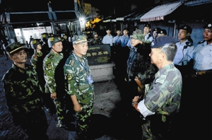 六支队官兵与香港警察在中英街交流防务.
