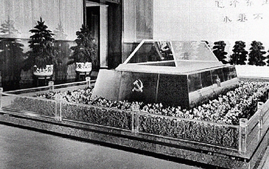 1977年8月18日，组装调试好的石英玻璃水晶棺进入毛主席纪念堂。