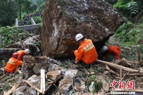 贵州安顺连日降雨山体塌方致3人死亡