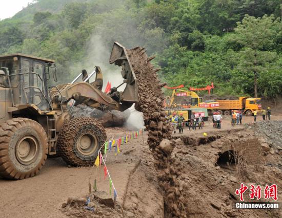 6月29日晚间,四川宁南县“6.28”特大山洪泥石流灾害抢险工作艰难进行,泥石流造成的死亡人数升至4人,还有37人失踪。图为宁南“6.28”泥石流搜救现场一片忙碌。刘忠俊摄 中新网宁南6月30日电(记者刘忠俊刘贤)30日凌晨2时许,记者从四川省工作组获悉,中国长江三峡集团公司宁南白鹤滩水电站前期工程施工区“6·28”特大山洪泥石流灾害原因初步查明,初步判断为局地强降雨造成饱水土体发生崩滑,局部堵塞沟道,发生溃决形成瞬间