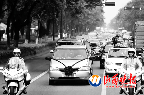 4日,杭州交警开道,载有吴斌遗体的灵车在杭州市区行驶,数十辆出租车自发加入送行的车队。
