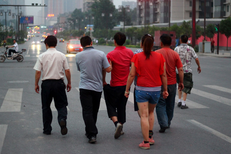 组图:西安小学生放学路上被撞身亡 市民摆放菊